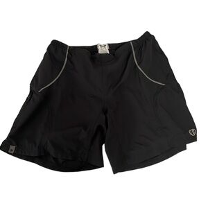 Pearl Izumi Women’s Size Large Black bike shorts with removable‎ mesh liner.